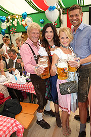 Gerhard Leinauer und Alexandra Polzin, Sonja Kiefer und Freund Cedric Schwarz  (&copy;Foto: Martin Schmitz)